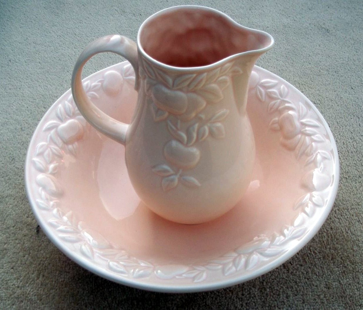 Apple design wash bowl set